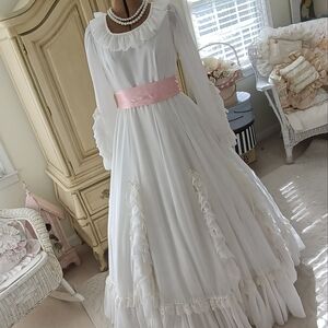 STUNNING ! VINTAGE 1970S WHITE GOWN WITH PICK UPS❤️